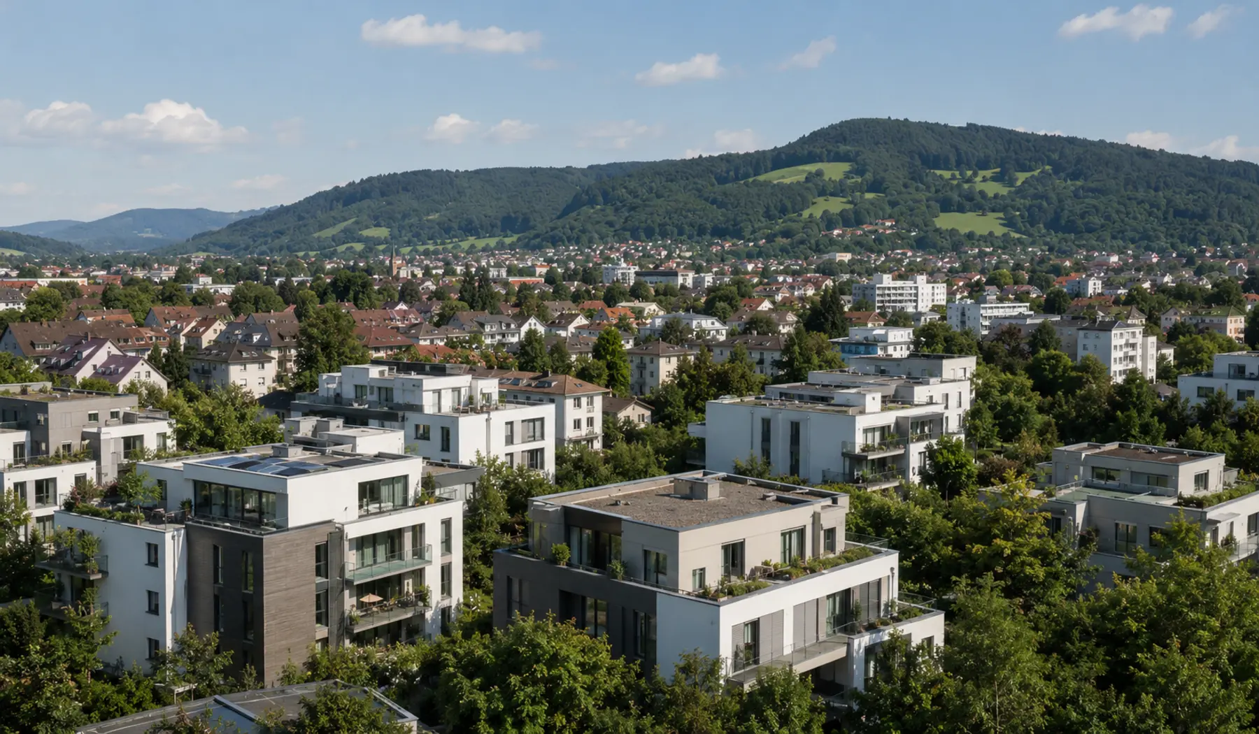 Moderne Wohngebäude in der Ortenau mit Schwarzwaldhügeln im Hintergrund